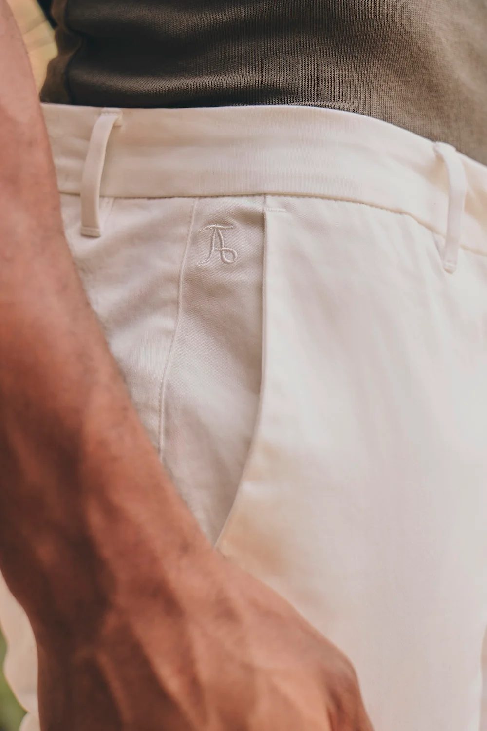 Muscle Fit Cotton Stretch Chino Trouser in Chalk - Image 5