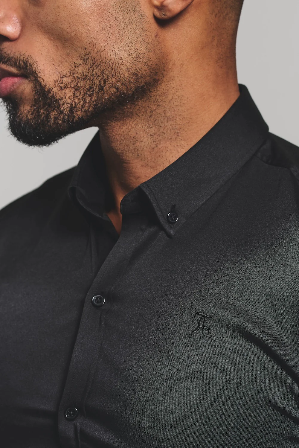 Muscle Fit Short Sleeve Signature Shirt in Black - Image 3